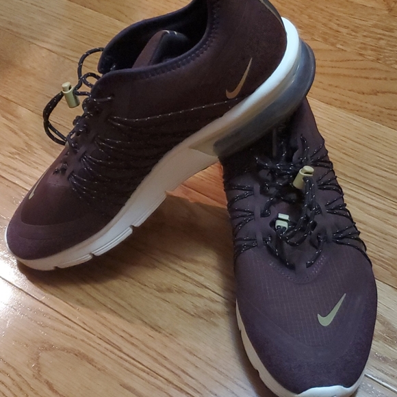 Nike Shoes - Nike Run Utility Airmax